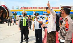 Ikut Cegat Kendaraan yang Melintas dari Luar Kota Menuju Jateng, Ganjar: Mau ke Mana Mas? - JPNN.com