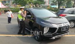 Tak Bisa Menunjukkan Surat Jalan, 8 Mobil Bernopol Luar Surabaya Diminta Putar Balik - JPNN.com