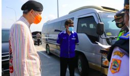 Pak Ganjar Cegat Mobil Rombongan Keluarga Pengantin, Hayo Mau ke Mana? - JPNN.com
