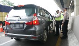 Jangan Mudik! Ratusan Kendaraan Diputarbalikkan di Tol Jakarta-Cikampek - JPNN.com