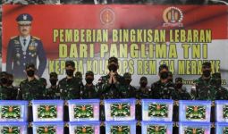 Brigjen Bangun Serahkan Bingkisan Lebaran Kepada Prajurit TNI - JPNN.com