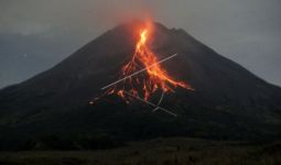 Blarrr, Merapi Meluncurkan Guguran Lava Pijar - JPNN.com