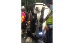 Pajero Terbalik Usai Tabrak Lampu Merah, Lihat Tuh Fotonya - JPNN.com