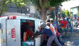Adu Banteng dengan City Car, Ambulan Bawa Pasien Terbalik, Keluar Asap - JPNN.com