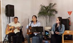 Nyanyikan Lagu Nanggala 402 Abadi di Samudra, Royke Disambut Antusiasme - JPNN.com