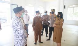 Menjelang Idulfitri, Bupati Karolin Cek Prokes di Masjid - JPNN.com
