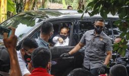 Jokowi Bagi-bagi Sembako di Cideng, Warga: Senang Banget, Alhamdulillah - JPNN.com