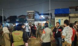 Malam Takbiran Diwarnai Perang Petasan di Jakarta Timur - JPNN.com