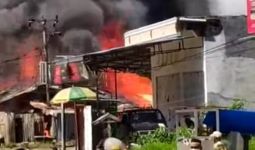 7 Rumah di Mamuju Terbakar, Warga Pasrah Kehilangan Tempat Tinggal Jelang Lebaran - JPNN.com