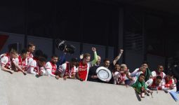 Ajax Sulap Trofi Liga Belanda Jadi Cendera Mata - JPNN.com