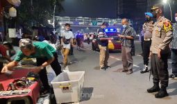 Petugas Gabungan Bubarkan Pedagang Dadakan Saat Malam Takbiran - JPNN.com