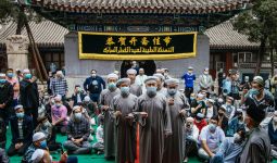Jemaah Salat Idulfitri di China Meluber Hingga Halaman Masjid - JPNN.com