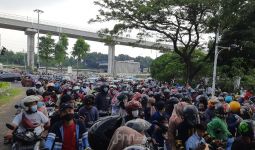 Pengunjung Menumpuk di Gerbang Utama TMII, Lihat Tuh Antreannya... - JPNN.com