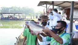 Seru, Taruna AAL Perebutkan Ikan Doorprize Seberat 7 Kg - JPNN.com