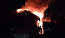 Gudang dan Dua Truk Terbakar di Manggarai - JPNN.com