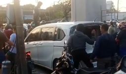 Honda Freed Dilempari Batu, Pengemudinya Dikeroyok Massa, Lihat Tuh.. - JPNN.com