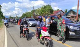 Prajurit TNI Ikut Mengawasi Larangan Mudik di Perbatasan Singkawang - Sambas - JPNN.com