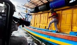 Kapal Pencuri Ikan Asal Vietnam Ditangkap Bakamla di Perairan Natuna Utara - JPNN.com
