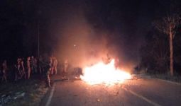 Tolak Larangan Pesta Malam, Warga Karang Anyar Blokir Jalan Lintas Sumatera, Begini Jadinya - JPNN.com