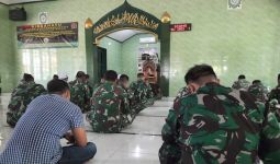 Brigjen TNI Bangun Ajak Prajuritnya Bersila, Kompak, Nih Penampakannya - JPNN.com