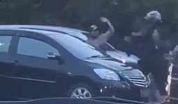 Lihat! Petugas Dishub Diserang Sejumlah Orang dan Dilempar Helm Berkali-kali - JPNN.com