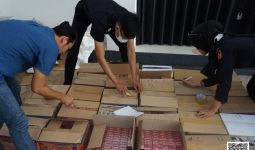 Anak Buah Pak Prijo Andono Curigai Isi Puluhan Karton, Dibongkar, Astagaaa - JPNN.com