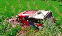 Bus Pengangkut Keluarga Pengantin Nyungsep ke Sawah, Dua Orang Tewas, Lihat - JPNN.com