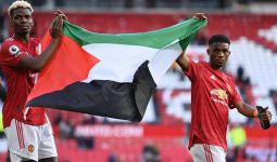 Manchester United Tertahan, Bendera Palestina Berkibar di Old Trafford - JPNN.com