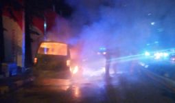 Detik-detik Mobil Angkutan Umum Terbakar hingga Gosong di Cakung - JPNN.com