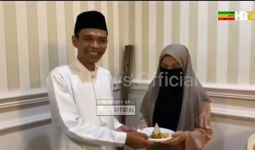 Ustaz Abdul Somad Rayakan Milad Bersama Fatimah, Mesra Sekali - JPNN.com