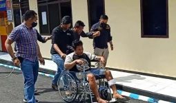 Cepol dan Fe Sudah Ditangkap Polisi, Satu Terduduk di Kursi Roda, Rekannya Terpaksa Dibopong - JPNN.com
