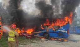 Usai Diparkir, Bus Transjabodetabek Terbakar di Jaksel, Lihat Fotonya - JPNN.com