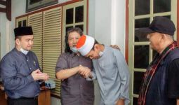 Ustaz Abdul Somad Sowan Cak Nun, Bersalaman, Kepalanya Menunduk - JPNN.com