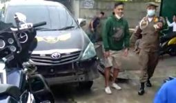 Moge Tabrak 3 Pemotor dan Mobil Satpol PP, Pengendara Ogah Tunjukkan STNK - JPNN.com