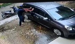 Pencuri Bermodus Pecah Kaca Mobil Terekam CCTV Saat Beraksi, Begini Penampakannya - JPNN.com