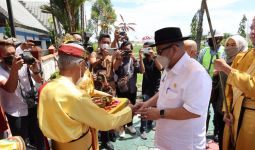 Tiba di Tarakan, Ketua DPD RI Disambut Prosesi Adat Tepung Tawar - JPNN.com