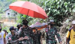 Menggunakan Tandu, Anggota TNI di Perbatasan RI-Malaysia Mengevakuasi Ibu Sinjan ke Puskesmas - JPNN.com