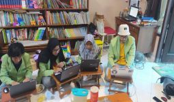 Lihat Nih, Mahasiswa YARSI Beraksi di TBM Bukit Duri Bercerita, Patut Dicontoh - JPNN.com