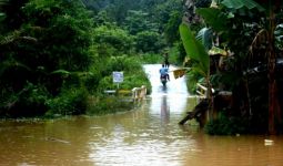 Banjir Menerjang, Aktivitas Warga Lumpuh, Ketinggian Air Sungai Terus Naik - JPNN.com