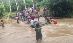 Jembatan Putus Dihantam Aliran Sungai, Satu Desa di Balangan Kalsel Terisolasi - JPNN.com