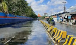 Dampak Gerhana Bulan Total, Jalanan di Pesisir Surabaya Dilanda Banjir Rob - JPNN.com