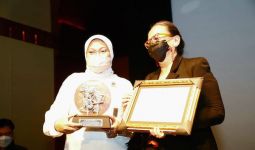 Menaker Ida Beri Penghargaan Life-Time Achievement Kepada Sineas Film Indonesia - JPNN.com