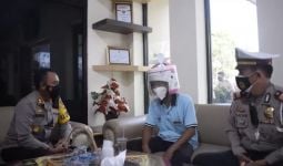 Perhatikan Helm Pria Asal Pasuruan Ini, Ha ha ha - JPNN.com
