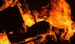 Rumah 'Dukun Santet' Dibakar, Dipergoki lagi Bugil - JPNN.com