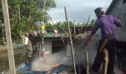 Prajurit Yonif 645/Gty Beranjangsana ke Kelompok Masyarakat Nelayan di Desa Sebubus - JPNN.com