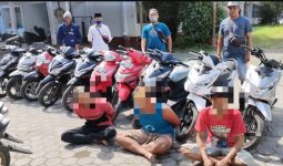 Polisi Cegat Truk Pupuk di Depan Kantor Camat, Setelah Dibuka, Astaga! - JPNN.com