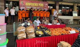 Polisi Gerebek Industri Rumahan Tembakau Sintesis di Bogor, 9 Pelaku Ditangkap, Nih Penampakannya - JPNN.com