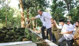 Ziarah ke Makam Lasalaga, Ketua DPD RI Bantu Perbaikan Kompleks Kuburan - JPNN.com