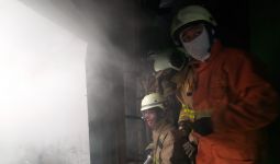 Tiga Kontrakan di Matraman Ludes Terbakar, 12 Unit Branwir Dikerahkan - JPNN.com
