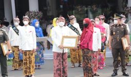 Rayakan Hari Jadi ke-728 Kota Surabaya, Pemkot Beri Penghargaan Kepada 16 Patriot Bangsa Kru Nanggala 402 - JPNN.com